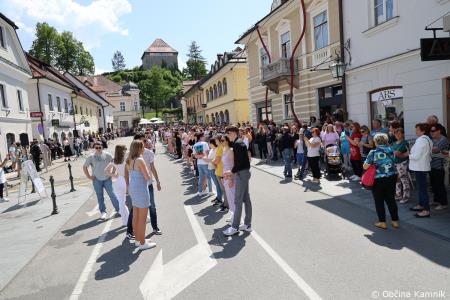 Kamnik danes v znamenju maturantske četvorke, v kateri je zaplesalo preko 200 maturantk in maturantov (17)